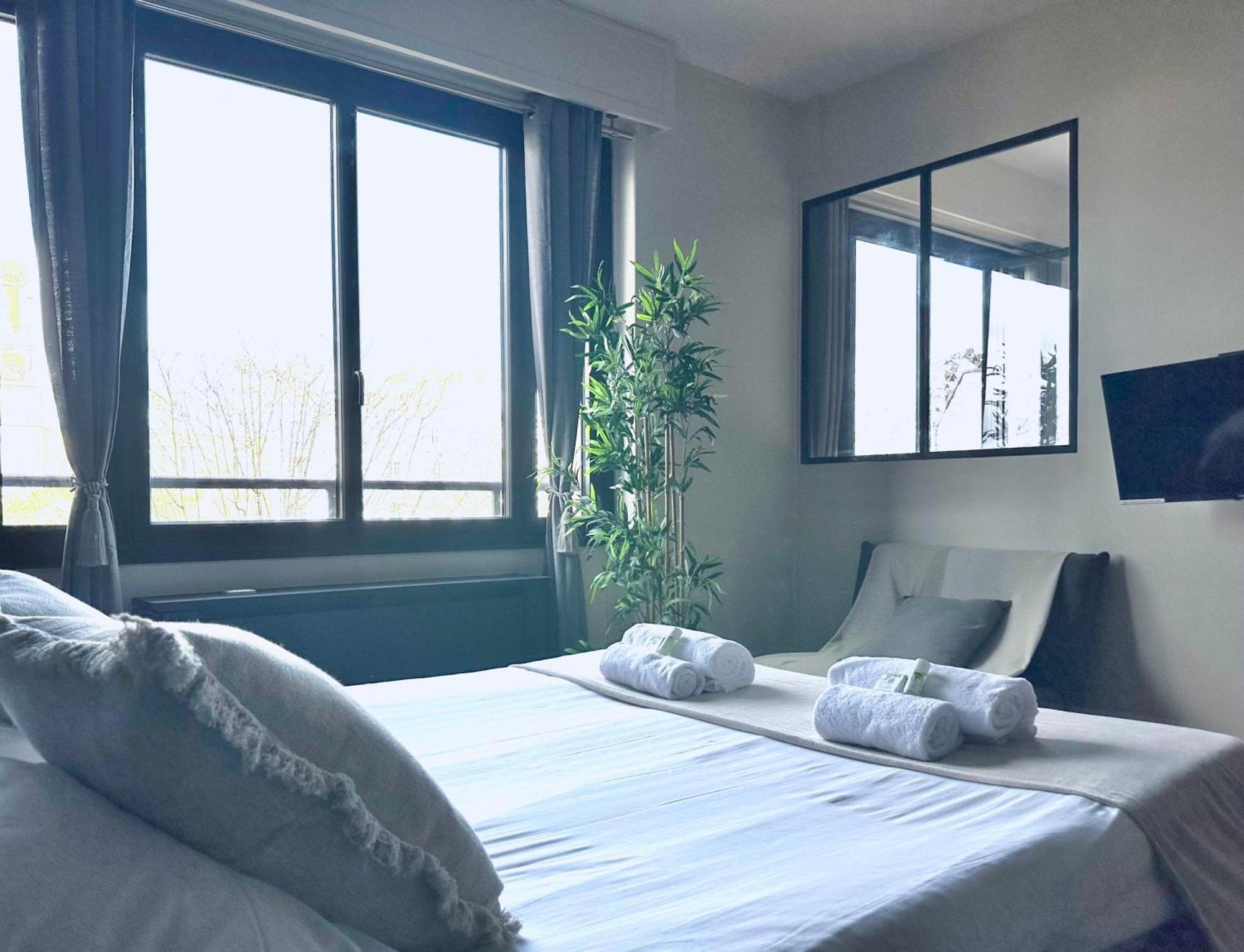 Stylish Apartment With A Balcony In Paryż Zewnętrze zdjęcie