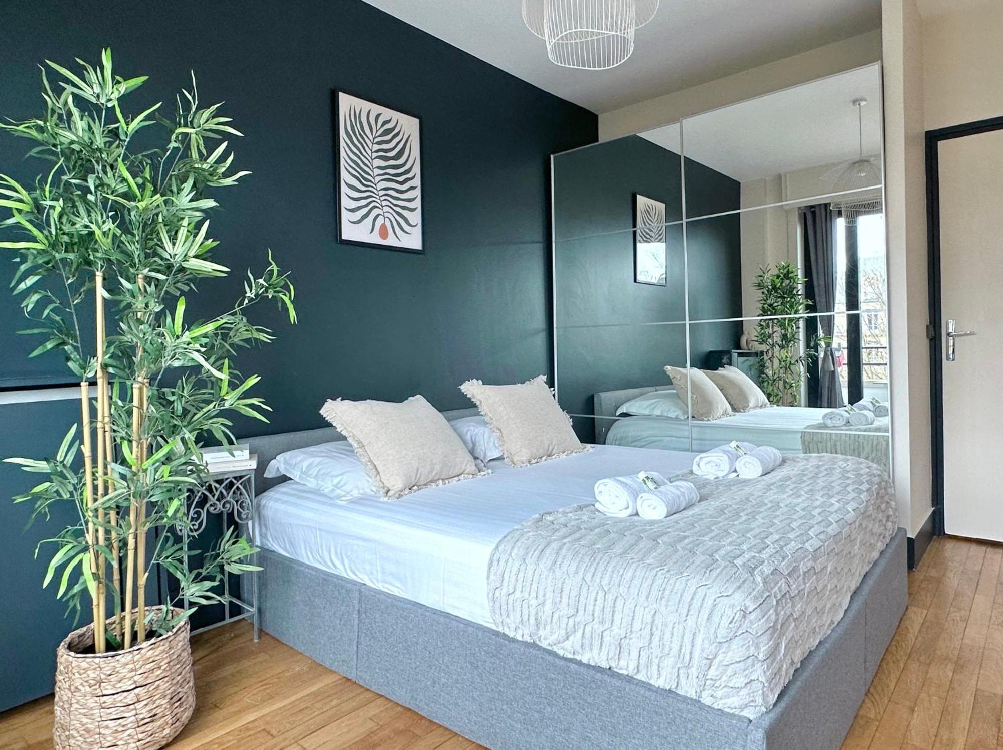 Stylish Apartment With A Balcony In Paryż Zewnętrze zdjęcie