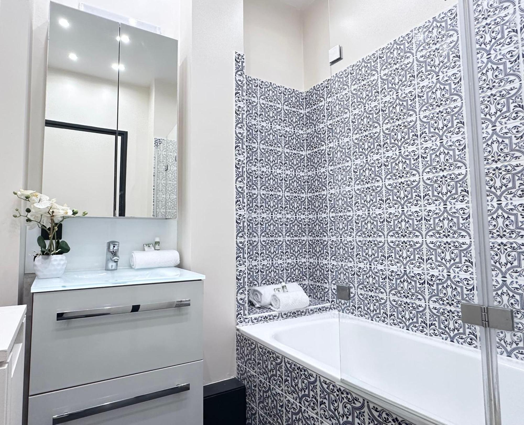 Stylish Apartment With A Balcony In Paryż Zewnętrze zdjęcie