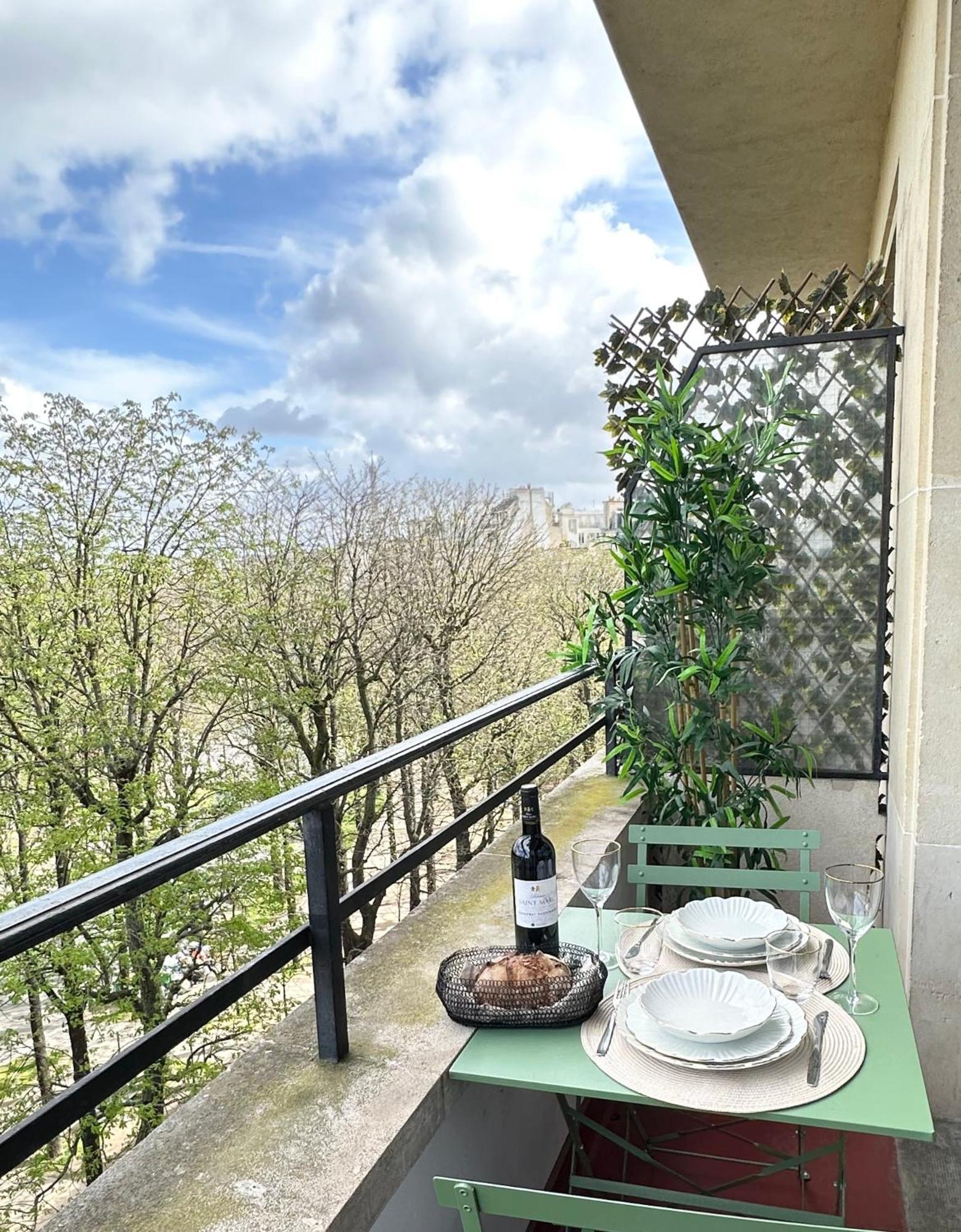 Stylish Apartment With A Balcony In Paryż Zewnętrze zdjęcie